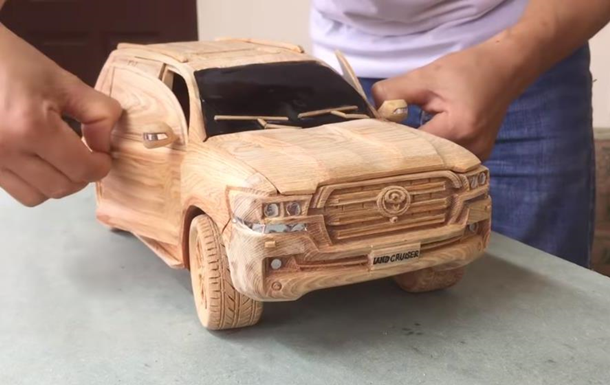 Деревянный Toyota Land Cruiser восхитил соцсети