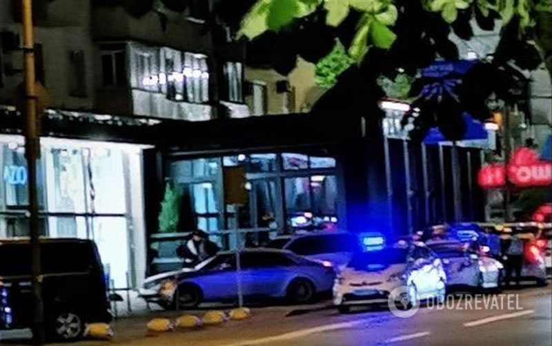 Возле ресторана в центре Киева две компании устроили разборку со стрельбой (видео) Возле ресторана в центре Киева две компании устроили разборку со стрельбой (видео)
