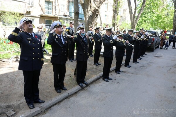 Настоящий праздник: в Одессе военный оркестр сыграл под окнами 100-летнего ветерана