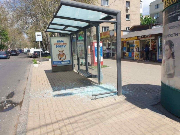 В Одессе вандалы разбили еще одну стеклянную остановку. Фото