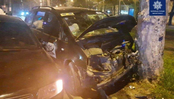 На Адмиральском проспекте Ford столкнулся с Audi и врезался в дерево: пострадали два человека. Фото