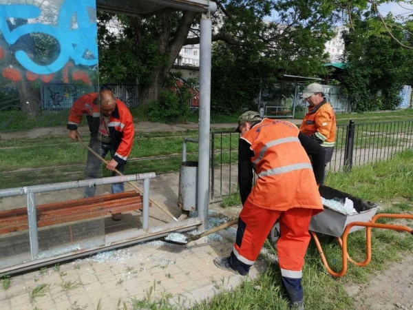 В Одессе вандалы разрисовали и разбили стеклянную остановку. Фото