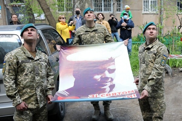 Настоящий праздник: в Одессе военный оркестр сыграл под окнами 100-летнего ветерана