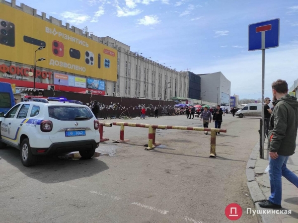 Екатерининскую у «Привоза» закрыли, но торговля на проезжей части пока продолжается. Фото