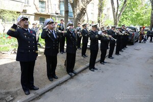 Настоящий праздник: в Одессе военный оркестр сыграл под окнами 100-летнего ветерана