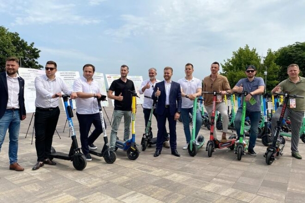 
В Киеве заработали новые правила езды на электросамокатах
