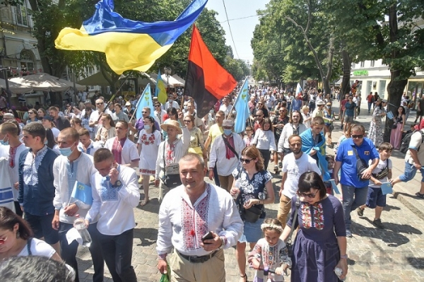 По Одессе прошёл марш вышиванок
