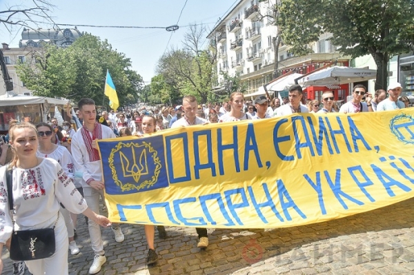 По Одессе прошёл марш вышиванок