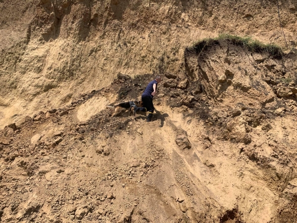 Людей под обвалом грунта в Лебедевке не нашли. Фото, обновлено