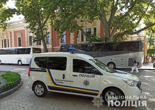 В Одессе заминировали здание мэрии на Думской. Фото, обновлено