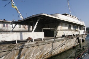 Пять лет под водой: в Одесском порту подняли со дна "катер Брежнева"