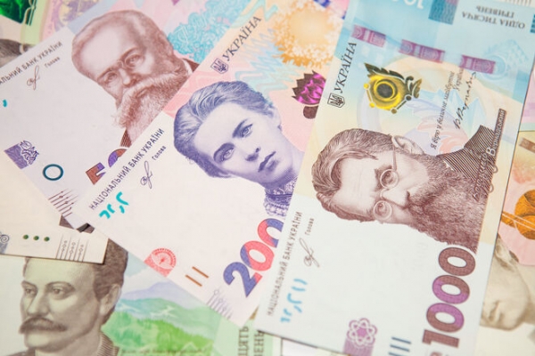
Украинцы выгребают деньги из касс банков. Но и оборот налички подскочил почти вдвое
