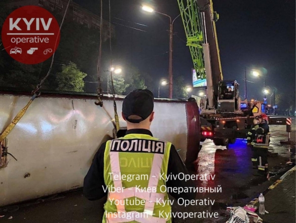В Киеве в сантиметрах от бензовоза перевернулся автобус «Кишинев-Москва»