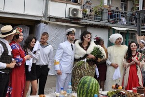 Богатый стол, песни и танцы: как на Молдаванке День города отмечали