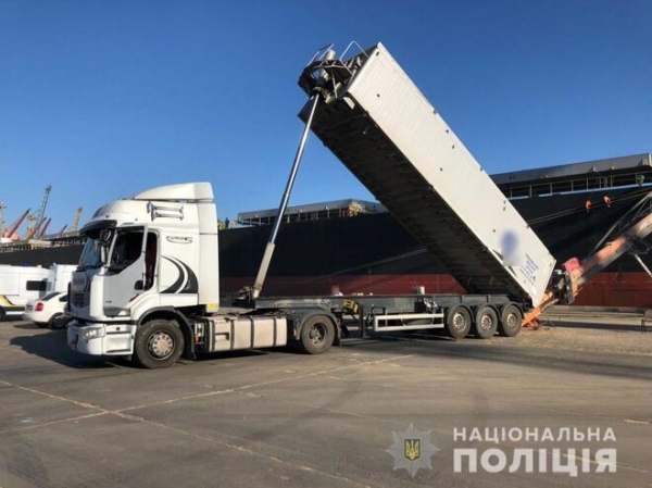 
Нацоператора зернового рынка уличили в крупных махинациях: пытались вывезти товара на $7 млн
