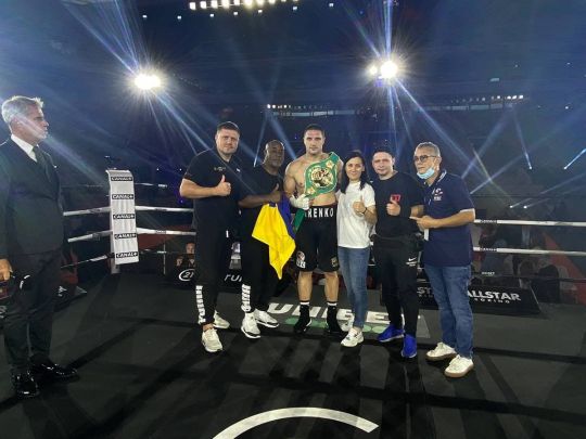 Непереможний українець Сіренко «вимкнув» у першому раунді досвідченого росіянина: відео нокауту