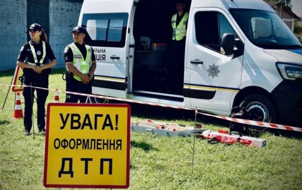 В Херсонской области автомобиль врезался в дерево: среди погибших двое детей