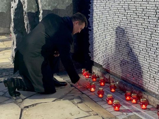 Нардеп Тищенко «не помітив» пенсіонера, який збирав їжу біля меморіалу жертвам Голодомору (відео)