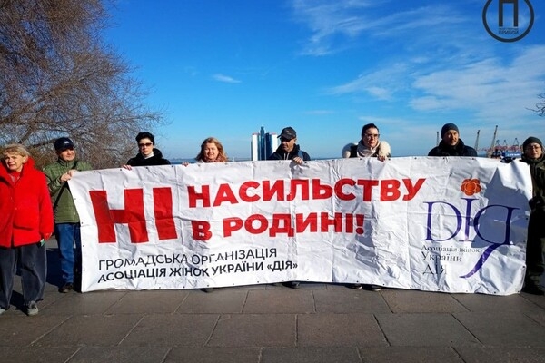На Потемкинской лестнице расставили женскую обувь и игрушки: что это значит