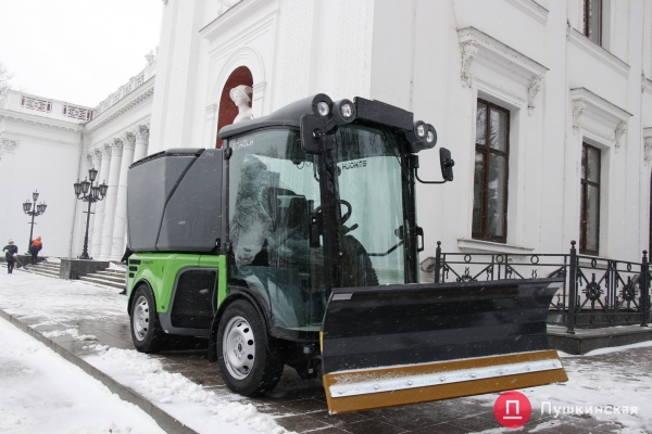 В Одессе презентовали новую уборочную технику за 40 миллионов: что она будет делать. Фото