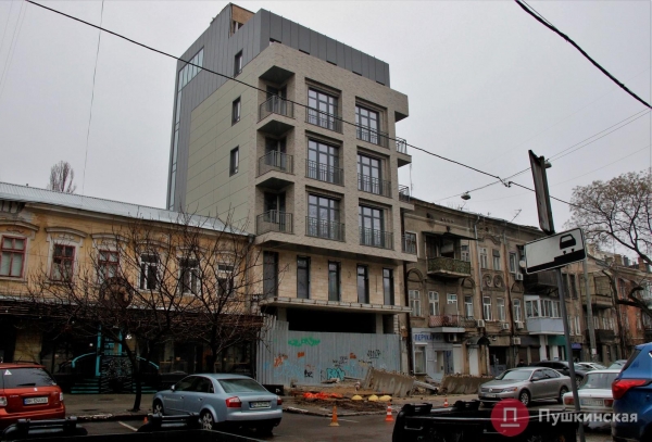 Мэрия не может заставить владельцев нахалстроя в центре Одессы убрать с тротуара развалины. Фото