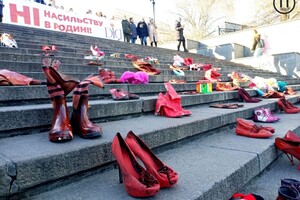 На Потемкинской лестнице расставили женскую обувь и игрушки: что это значит