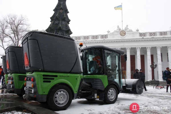 В Одессе презентовали новую уборочную технику за 40 миллионов: что она будет делать. Фото