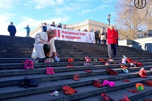 На Потемкинской лестнице расставили женскую обувь и игрушки: что это значит