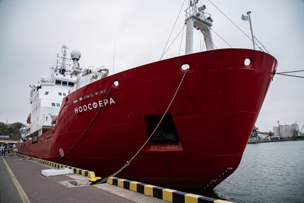 Новый украинский ледокол «Ноосфера» становится на ремонт в Ильичёвске 