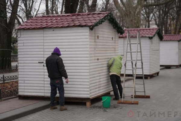 Это на Новый год: Приморский бульвар заставили ларьками 