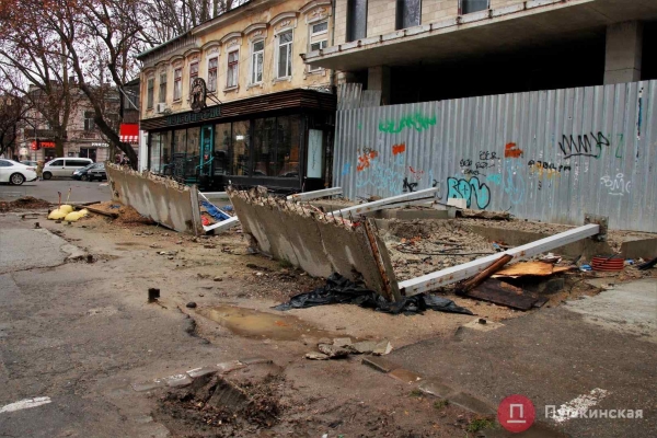 Мэрия не может заставить владельцев нахалстроя в центре Одессы убрать с тротуара развалины. Фото