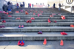 На Потемкинской лестнице расставили женскую обувь и игрушки: что это значит