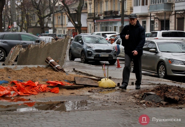 Мэрия не может заставить владельцев нахалстроя в центре Одессы убрать с тротуара развалины. Фото