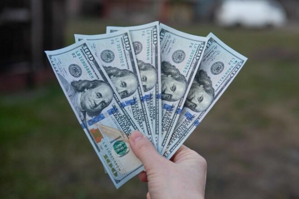 
Украинцы в декабре установили рекорд по продаже валюты: сколько денег отнесли в обменники за год
