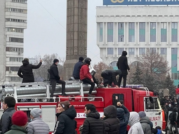 Украинские дипломаты призвали не ездить в Казахстан — в стране полностью отключён интернет и грабят магазины оружия