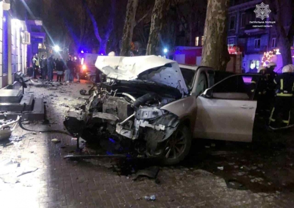Ночью в центре Одессы пьяный водитель на BMW устроил ДТП и снес два столба. Фото