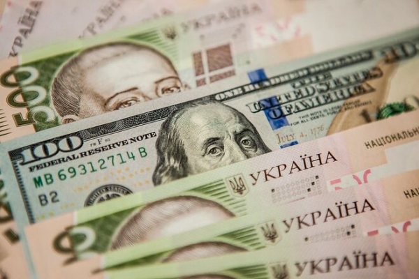 
Бизнес изменил прогноз для гривны: сколько будет стоить доллар в конце года
