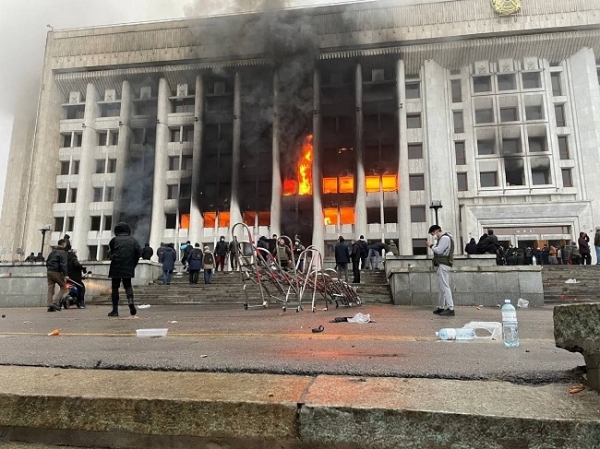 Украинские дипломаты призвали не ездить в Казахстан — в стране полностью отключён интернет и грабят магазины оружия