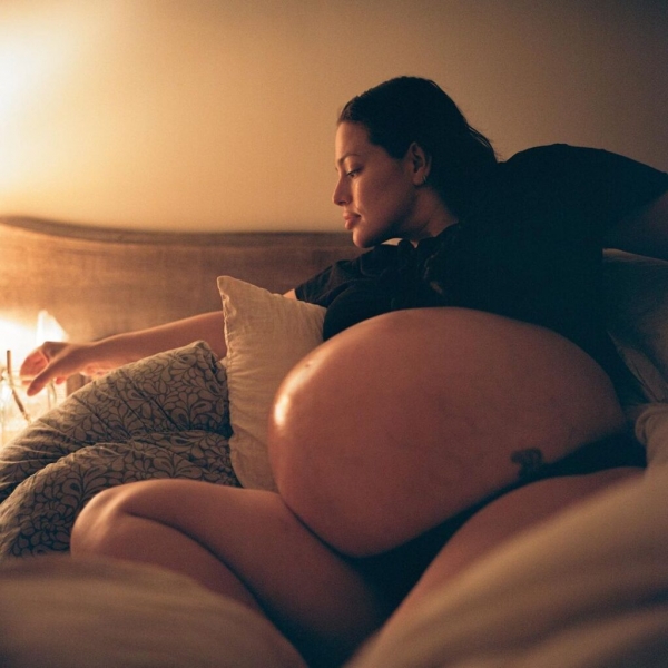 Известная модель plus-size Эшли Грэм родила двойню
