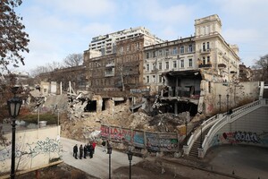 Мэр Одессы хочет прикрыть баннерами руины на Деволановском спуске