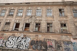 Мэр Одессы хочет прикрыть баннерами руины на Деволановском спуске