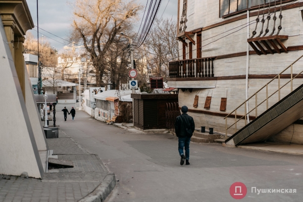 Февральский вечер на побережье Одессы: весной пока не пахнет, но гулять — хорошо. Фоторепортаж