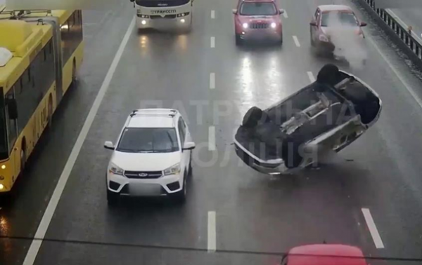 Появилось видео ДТП с перевернувшимся авто в Киеве