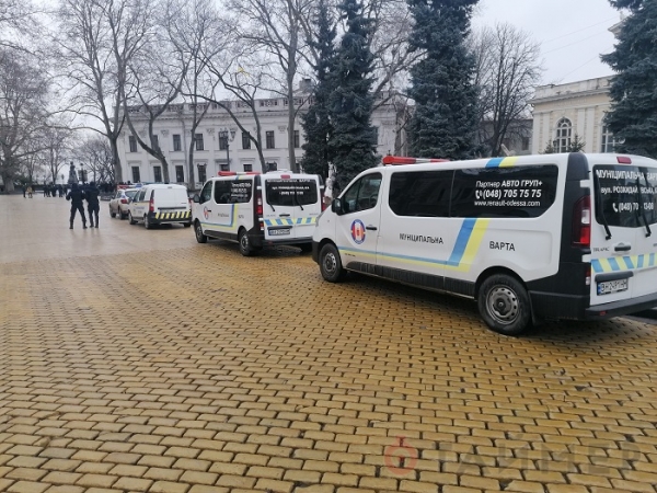 Перед мэрией Одессы проходят сразу три митинга