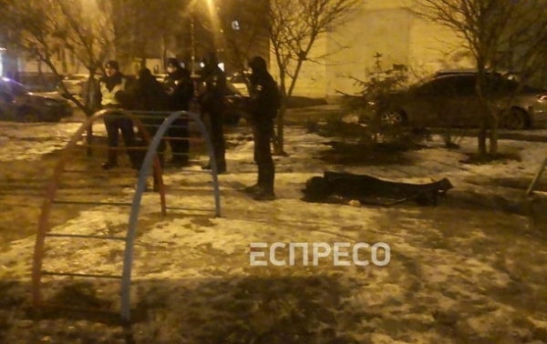 На детской площадке в Киеве нашли труп