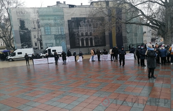 Перед мэрией Одессы проходят сразу три митинга