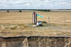 На маяке в Одесской области установили огромный флаг Украины