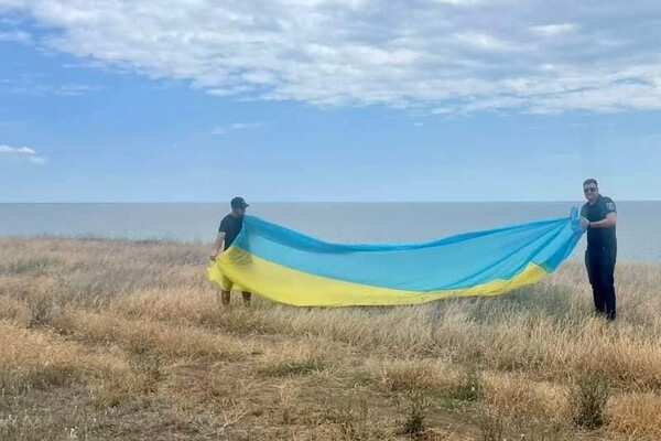На маяке в Одесской области установили огромный флаг Украины