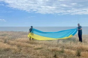 На маяке в Одесской области установили огромный флаг Украины