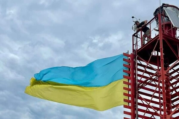 На маяке в Одесской области установили огромный флаг Украины